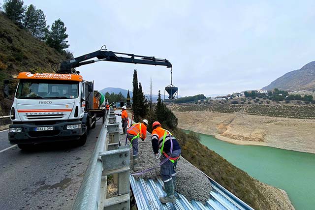 trabajadores en la pasarela de Iznájar